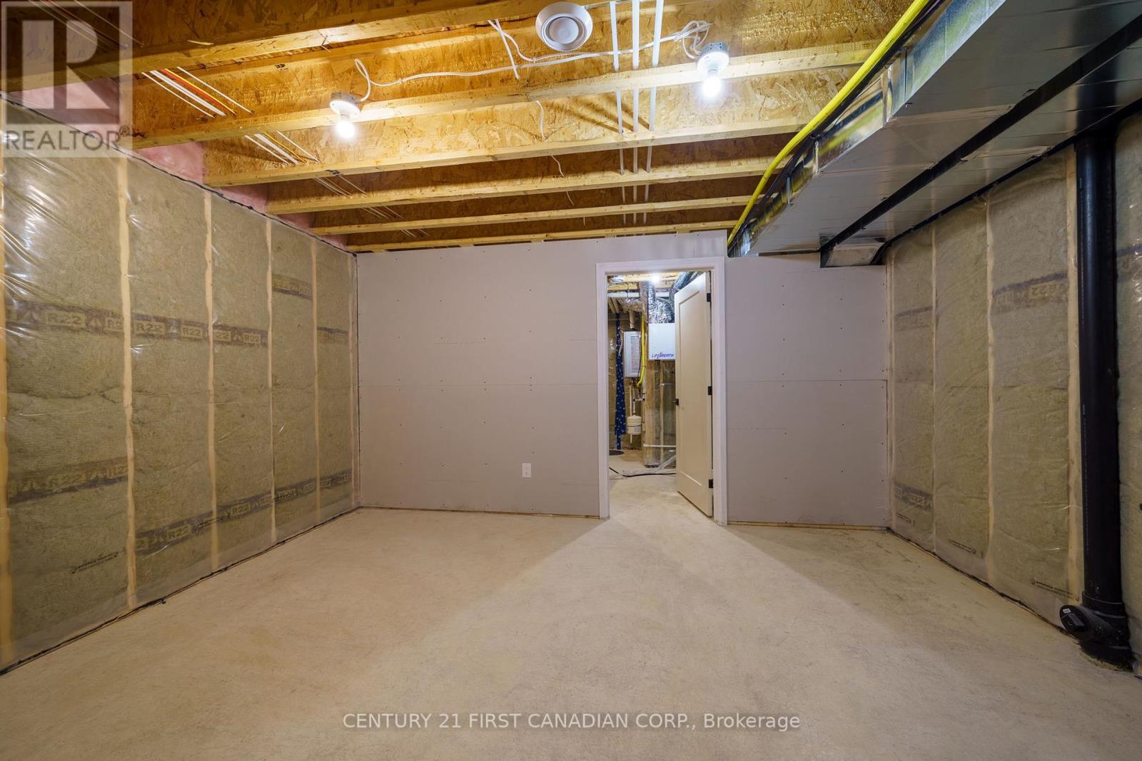 7 - 32 Postma Crescent, North Middlesex, Ontario  N0M 1A0 - Photo 30 - X12151658