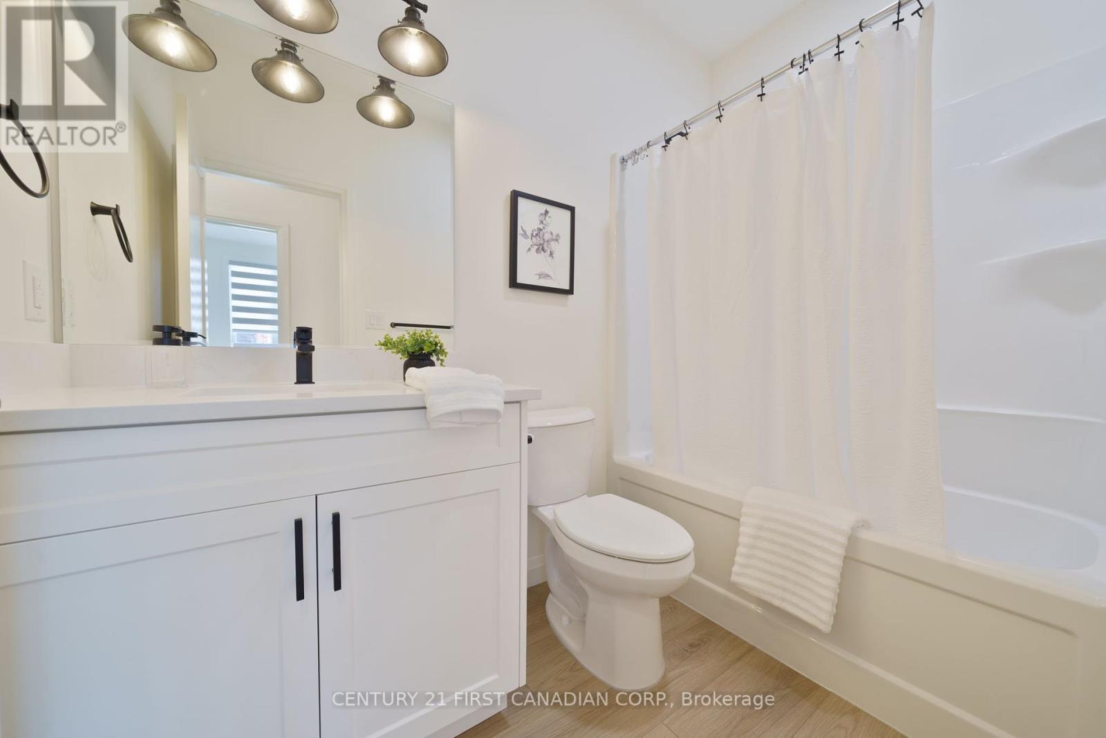 7 - 32 Postma Crescent, North Middlesex, Ontario  N0M 1A0 - Photo 7 - X12151658