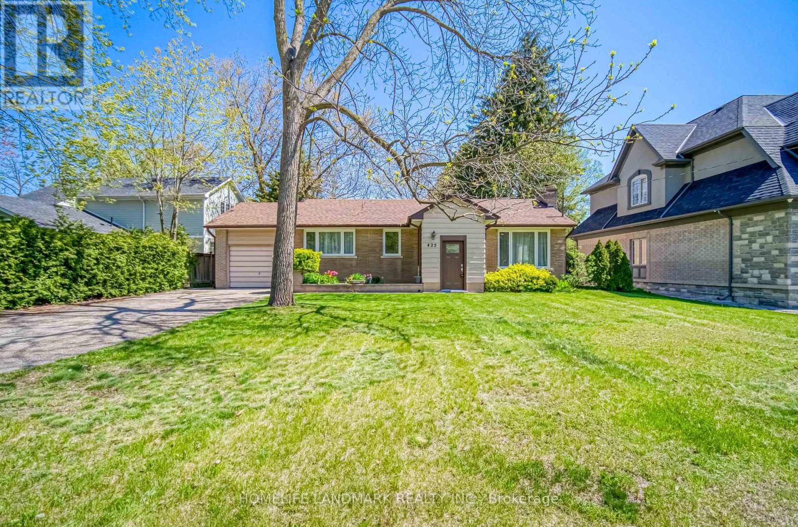 425 Maple Grove Drive, Oakville, Ontario  L6J 4V8 - Photo 2 - W12315904