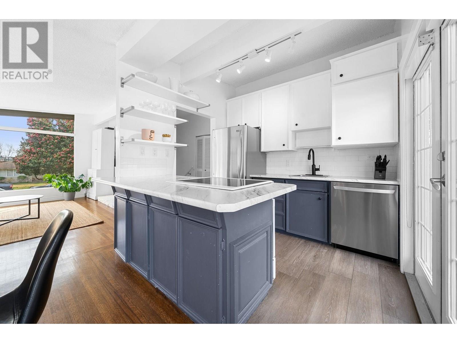 530 W 14th Street, North Vancouver, British Columbia  V7M 1P9 - Photo 13 - R3032257