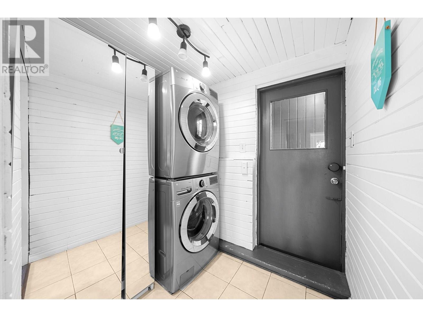 530 W 14th Street, North Vancouver, British Columbia  V7M 1P9 - Photo 34 - R3032257