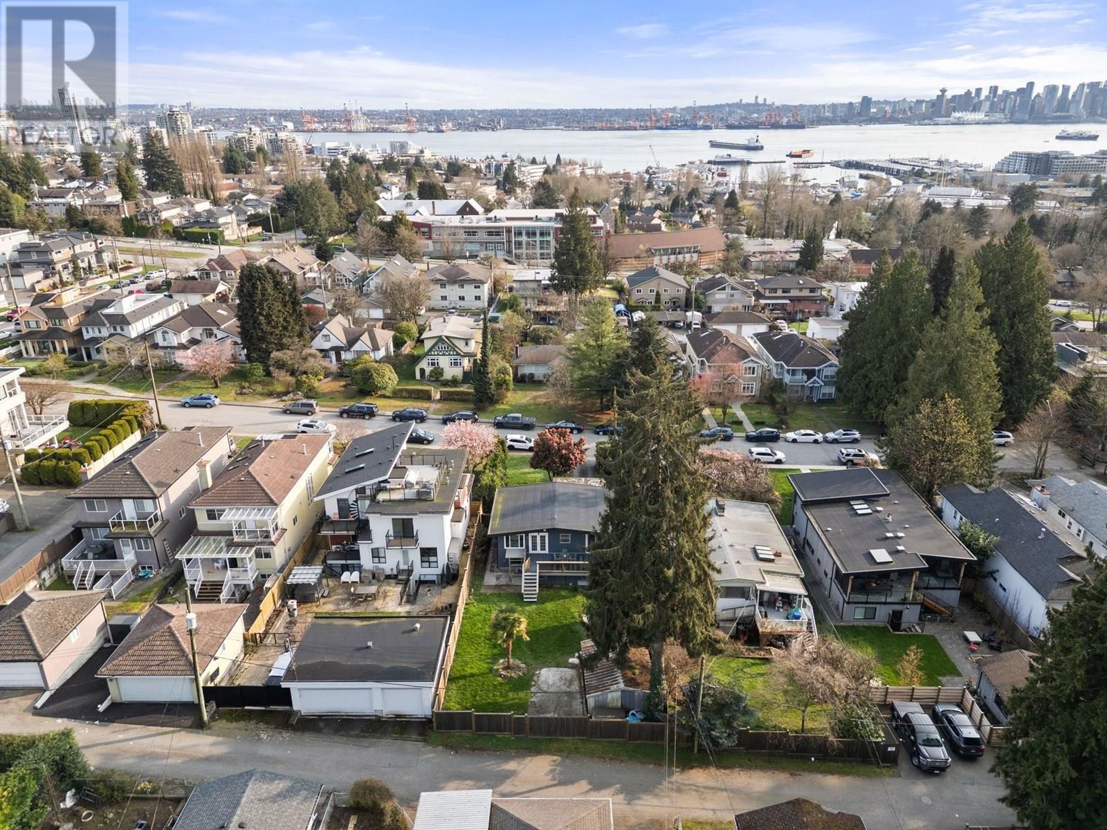 530 W 14th Street, North Vancouver, British Columbia  V7M 1P9 - Photo 35 - R3032257