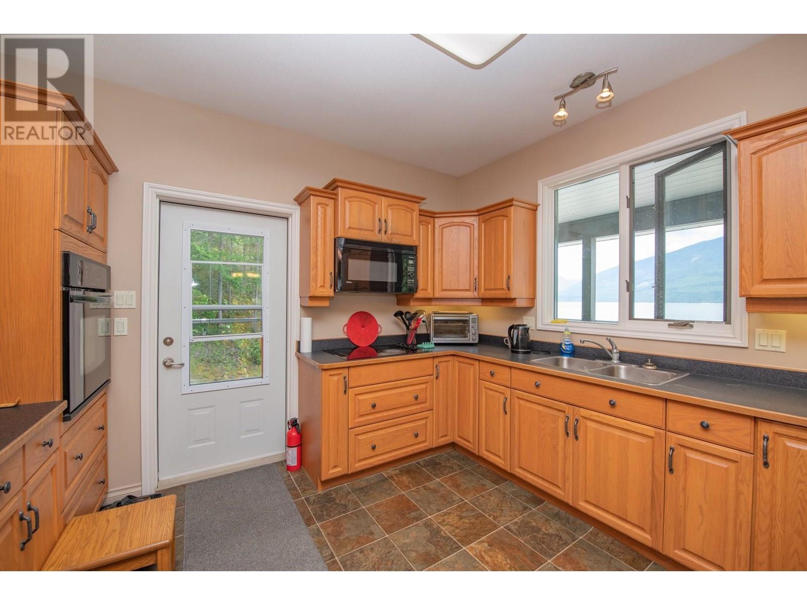 1710 6 Highway, Nakusp, British Columbia  V0G 1R1 - Photo 19 - 10357695