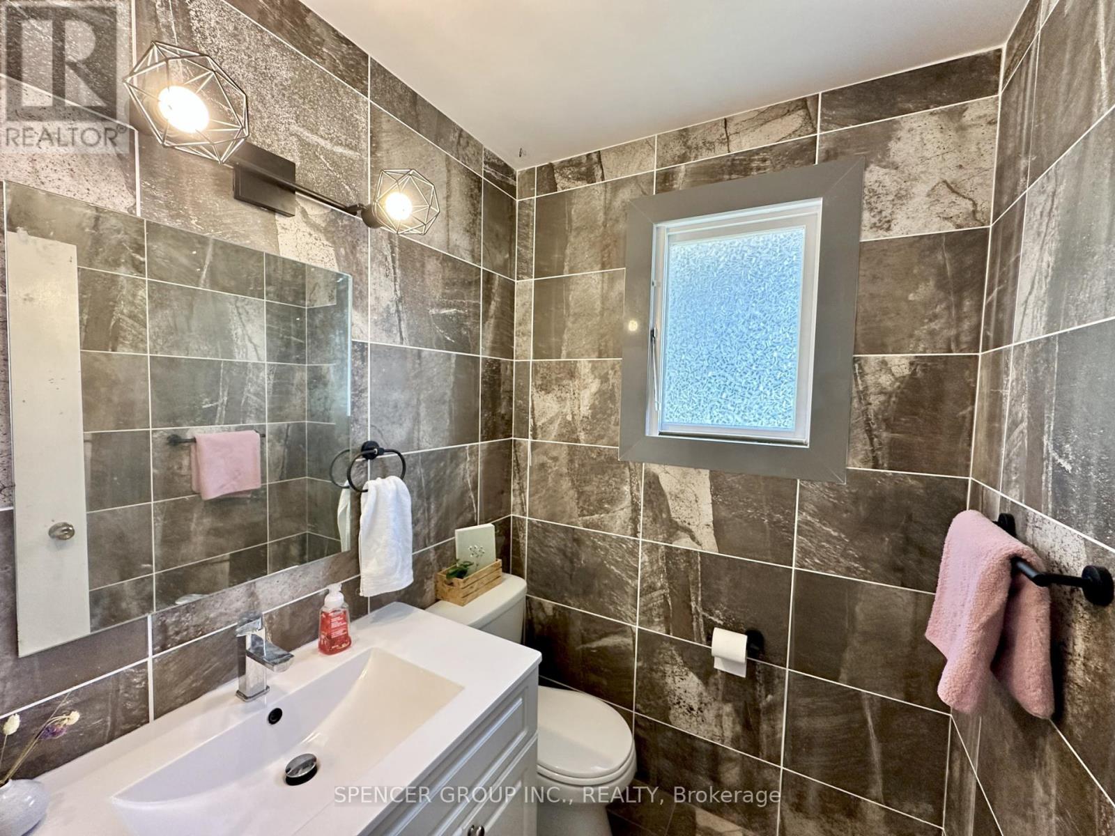 571 Minette Circle, Mississauga, Ontario  L5A 3B9 - Photo 8 - W12316282