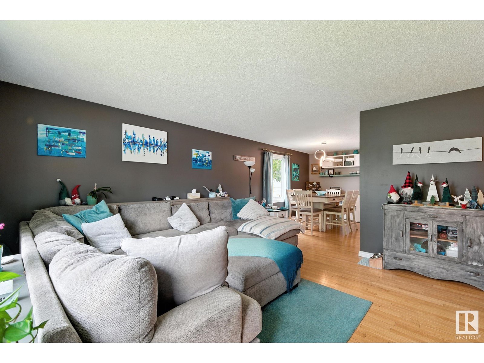 Property at 17 AMBER CR image 2