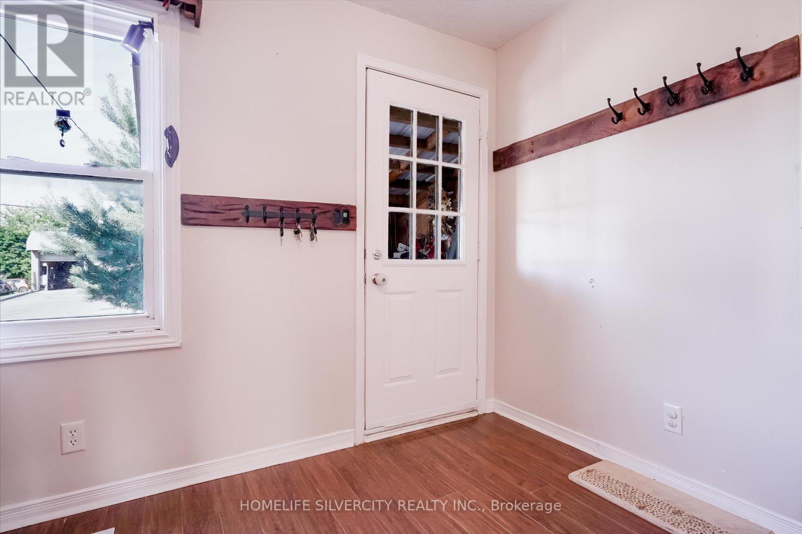 Property at 283 PARK ROAD S image 4