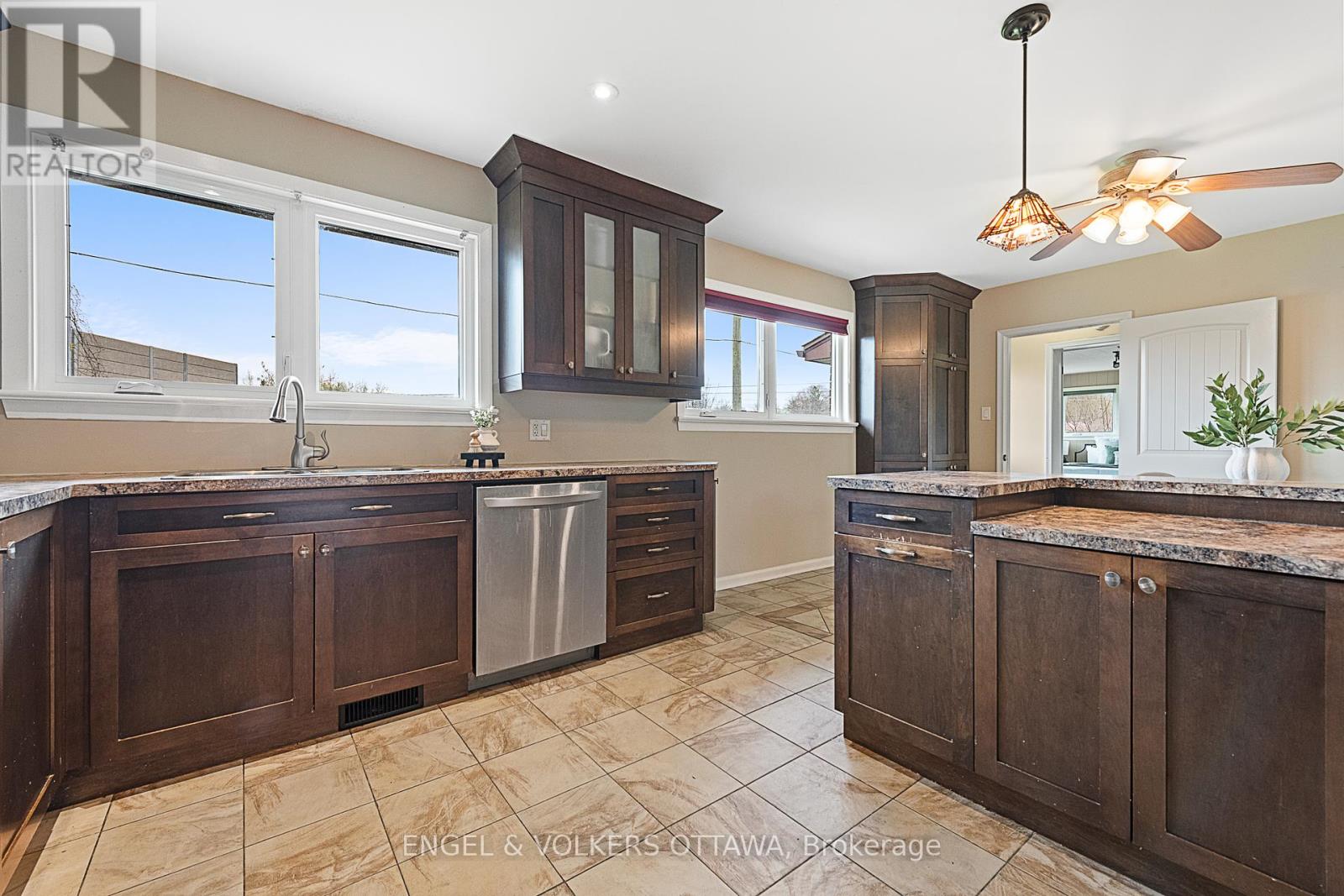 989 Connaught Avenue, Ottawa, Ontario  K2B 5M7 - Photo 11 - X12316396