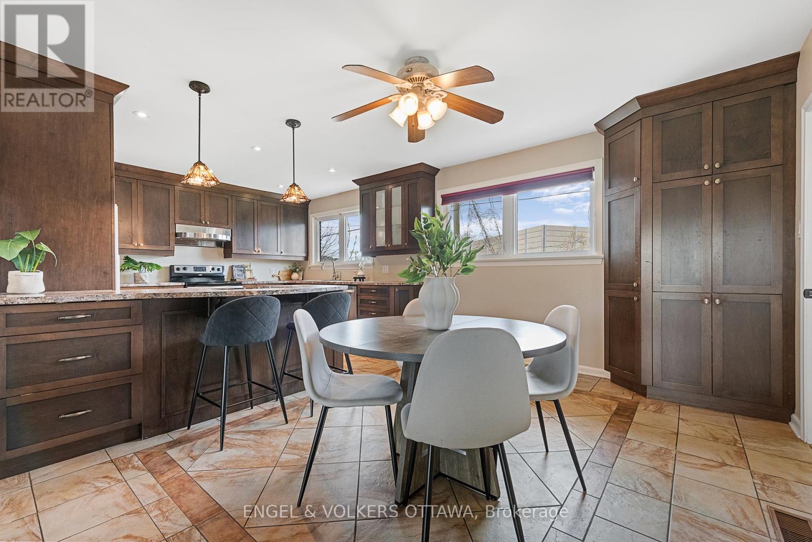 989 Connaught Avenue, Ottawa, Ontario  K2B 5M7 - Photo 6 - X12316396