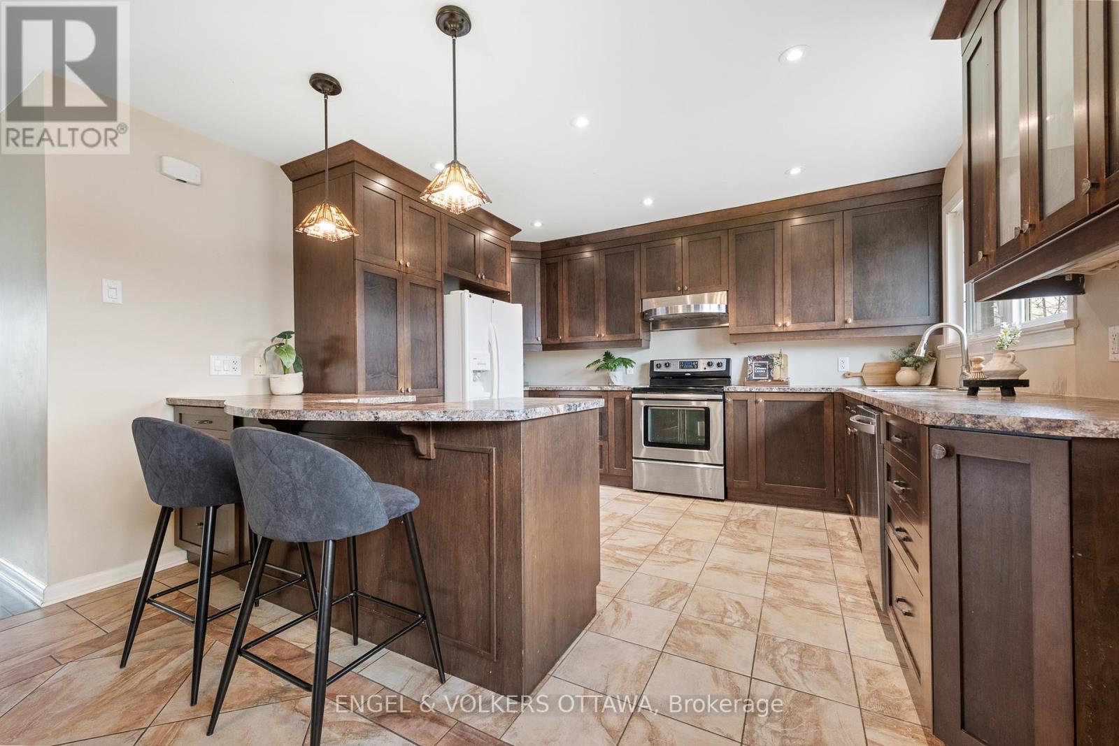 989 Connaught Avenue, Ottawa, Ontario  K2B 5M7 - Photo 9 - X12316396