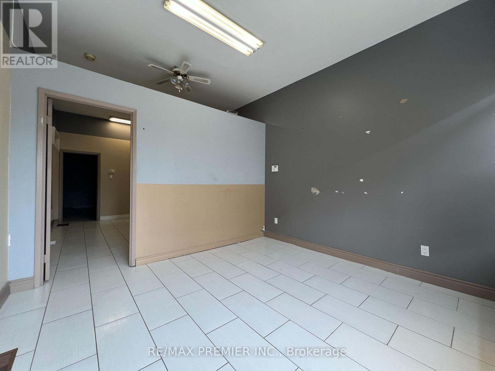 #1 - 879 Sheppard Avenue W, Toronto, Ontario  M3H 2T4 - Photo 4 - C12258893