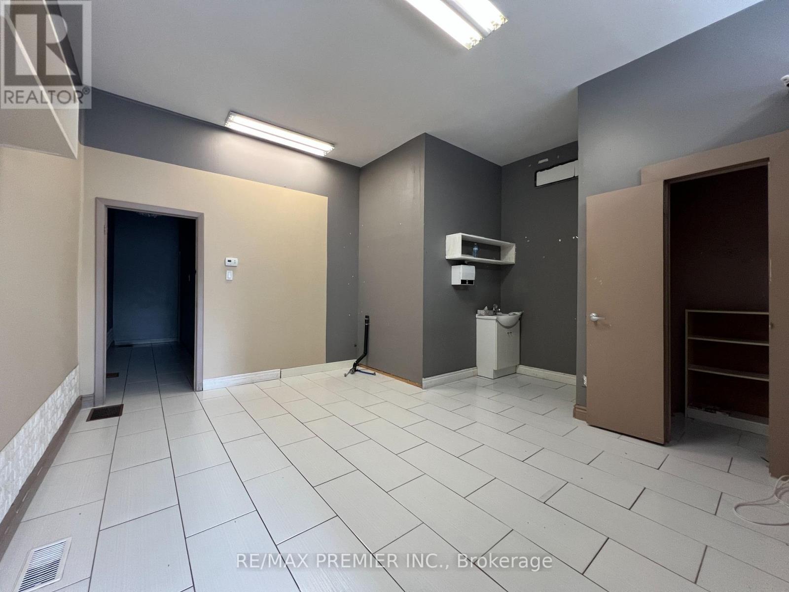 #1 - 879 Sheppard Avenue W, Toronto, Ontario  M3H 2T4 - Photo 5 - C12258893