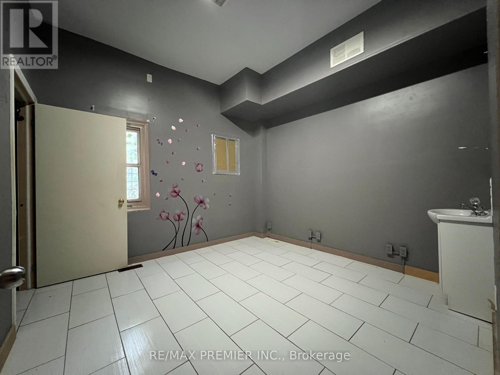 #1 - 879 Sheppard Avenue W, Toronto, Ontario  M3H 2T4 - Photo 6 - C12258893
