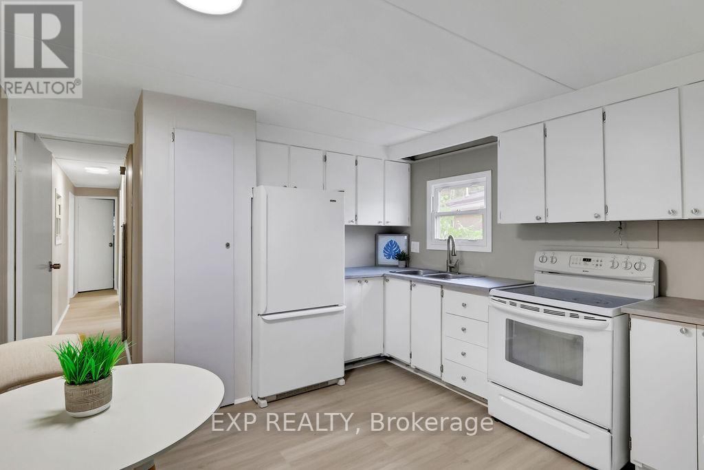 64 Vanier Road, Ottawa, Ontario  K2H 7P6 - Photo 12 - X12316441