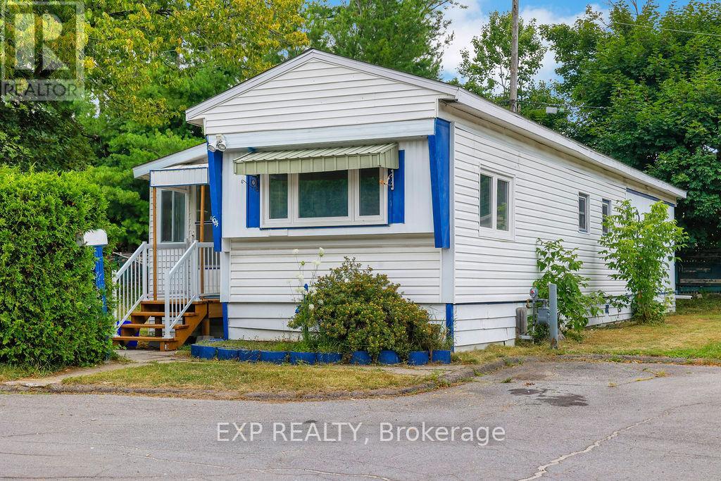 64 Vanier Road, Ottawa, Ontario  K2H 7P6 - Photo 2 - X12316441