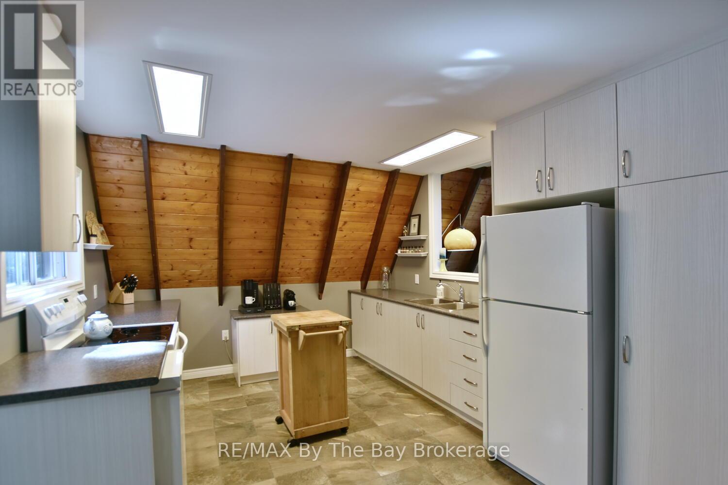 1335 River Road E, Wasaga Beach, Ontario  L9Z 2R7 - Photo 17 - S12316454
