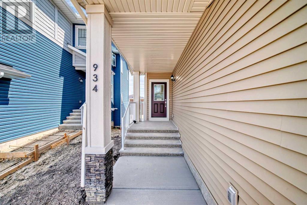 934 Bayview Heights Sw, Airdrie, Alberta  T4B 5M6 - Photo 3 - A2236726