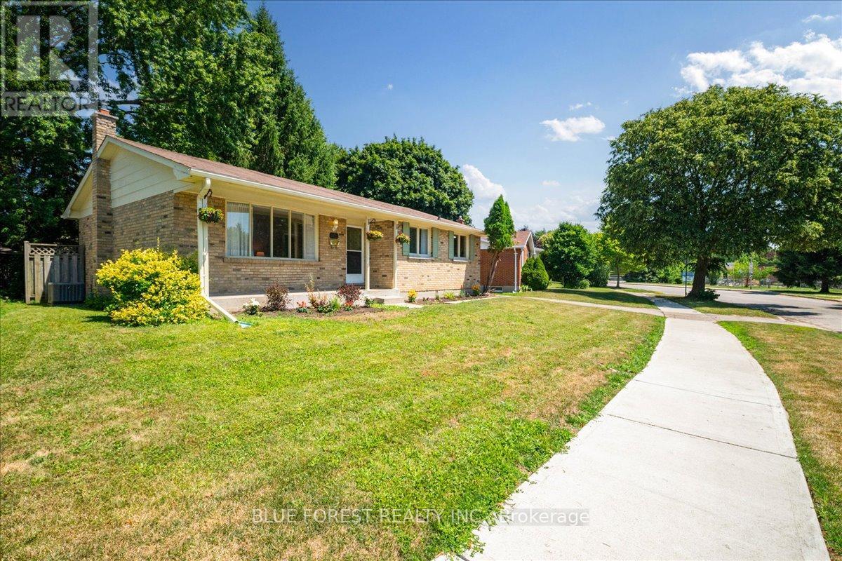Property at 1451 STONEYBROOK CRESCENT image 2