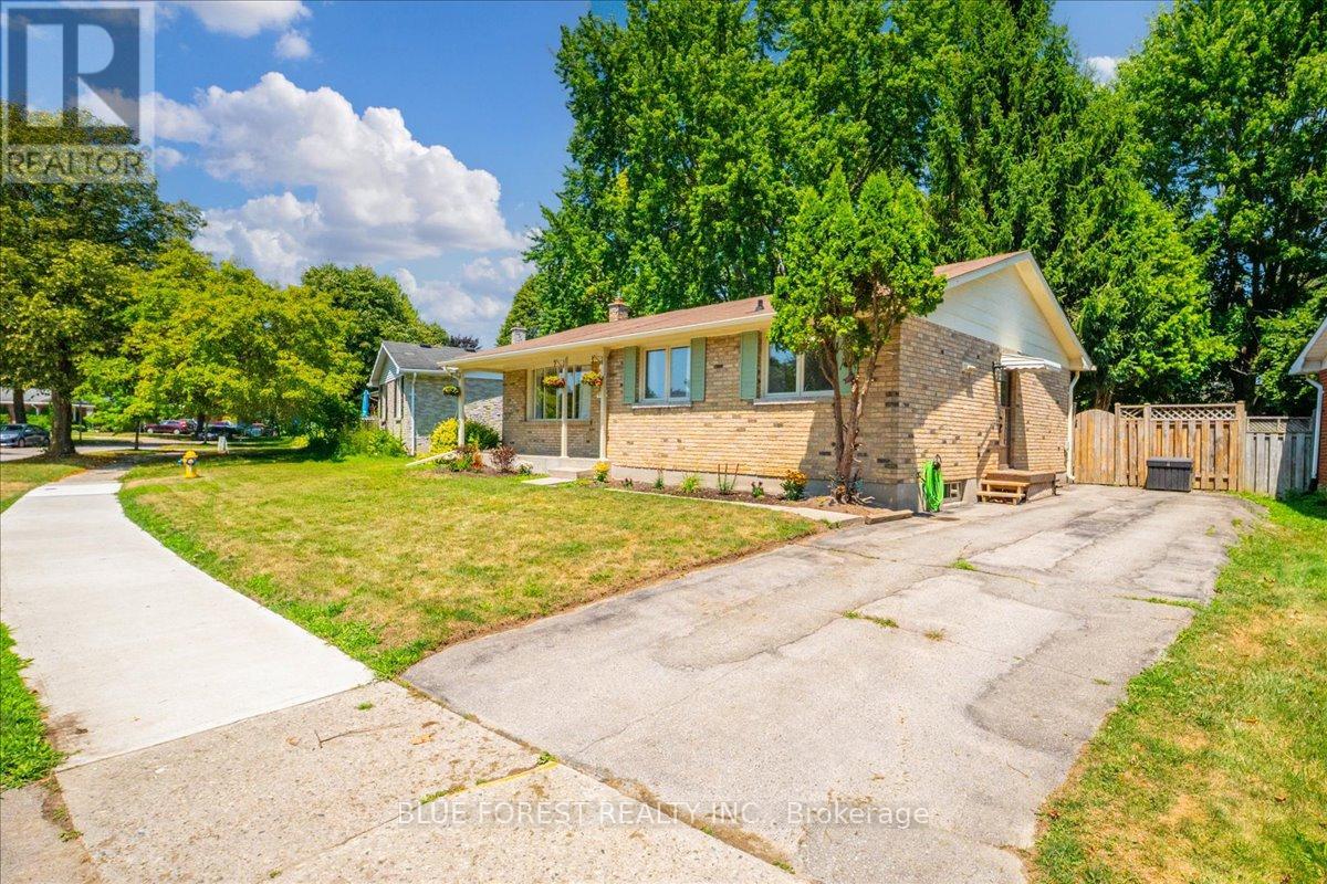 Property at 1451 STONEYBROOK CRESCENT image 4