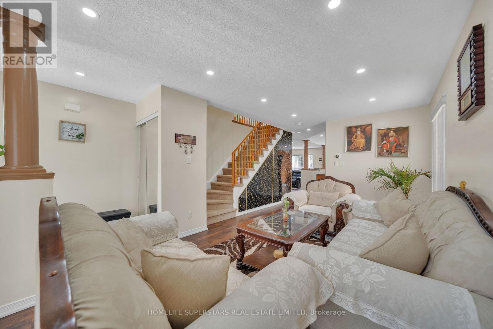 82 Jewel Crescent, Brampton, Ontario  L6R 2P4 - Photo 9 - W12316600