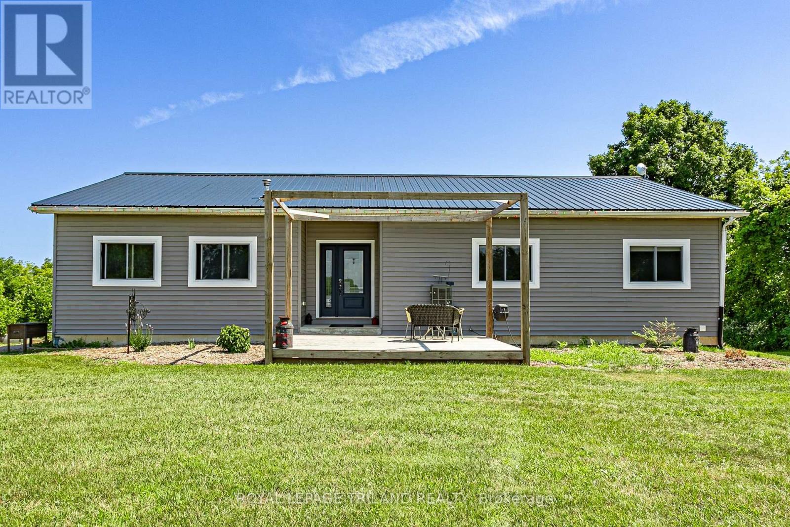 15240 Scott Line, Chatham-Kent, Ontario  N0L 1X0 - Photo 1 - X12316714