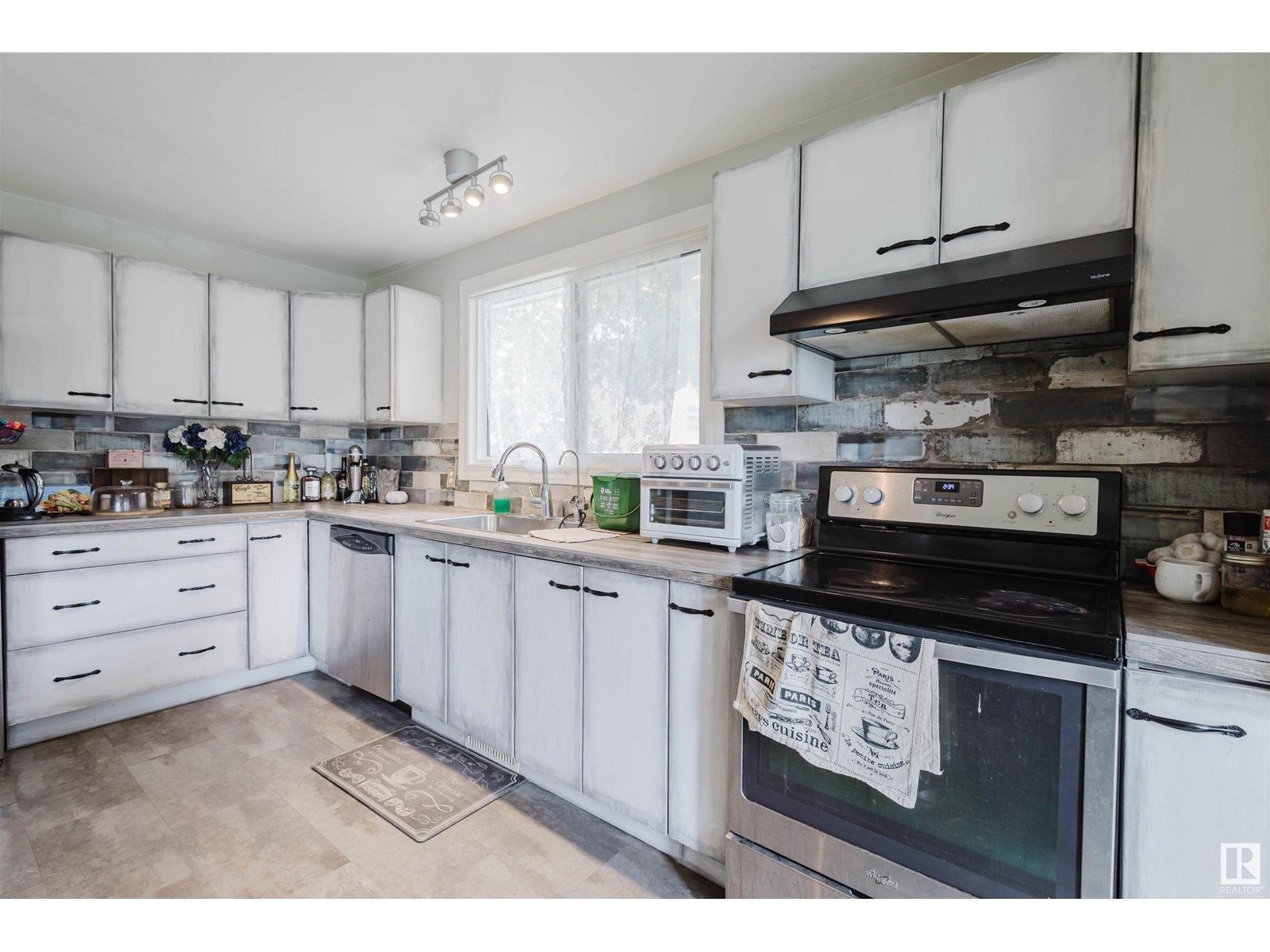 Property at 11452 39 AV NW image 5