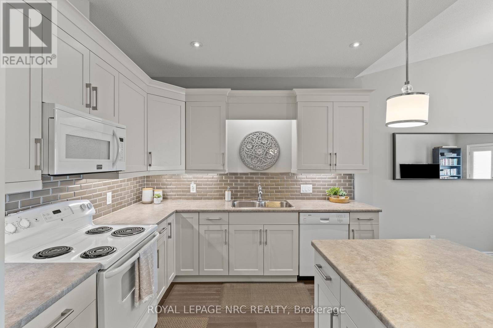 30 Blossom Common, St. Catharines, Ontario  L2M 0B3 - Photo 8 - X12316793