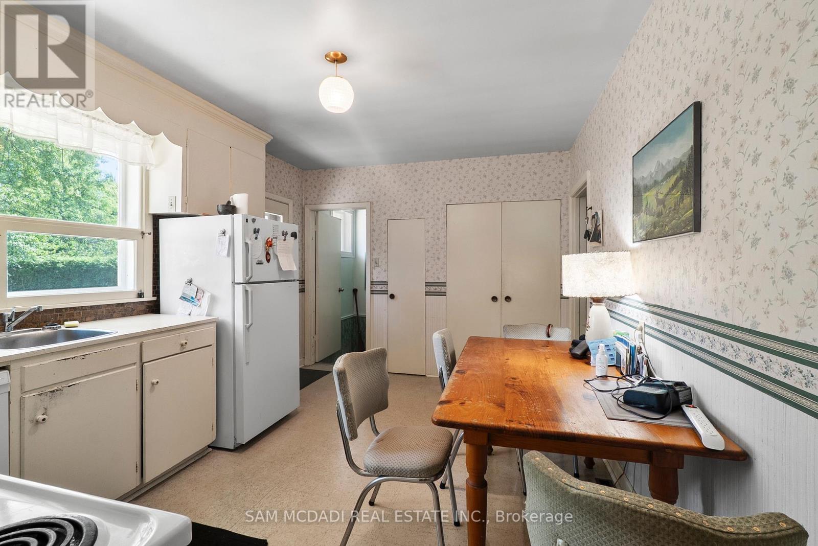 1491 Woodeden Drive, Mississauga, Ontario  L5H 2V1 - Photo 9 - W12316747