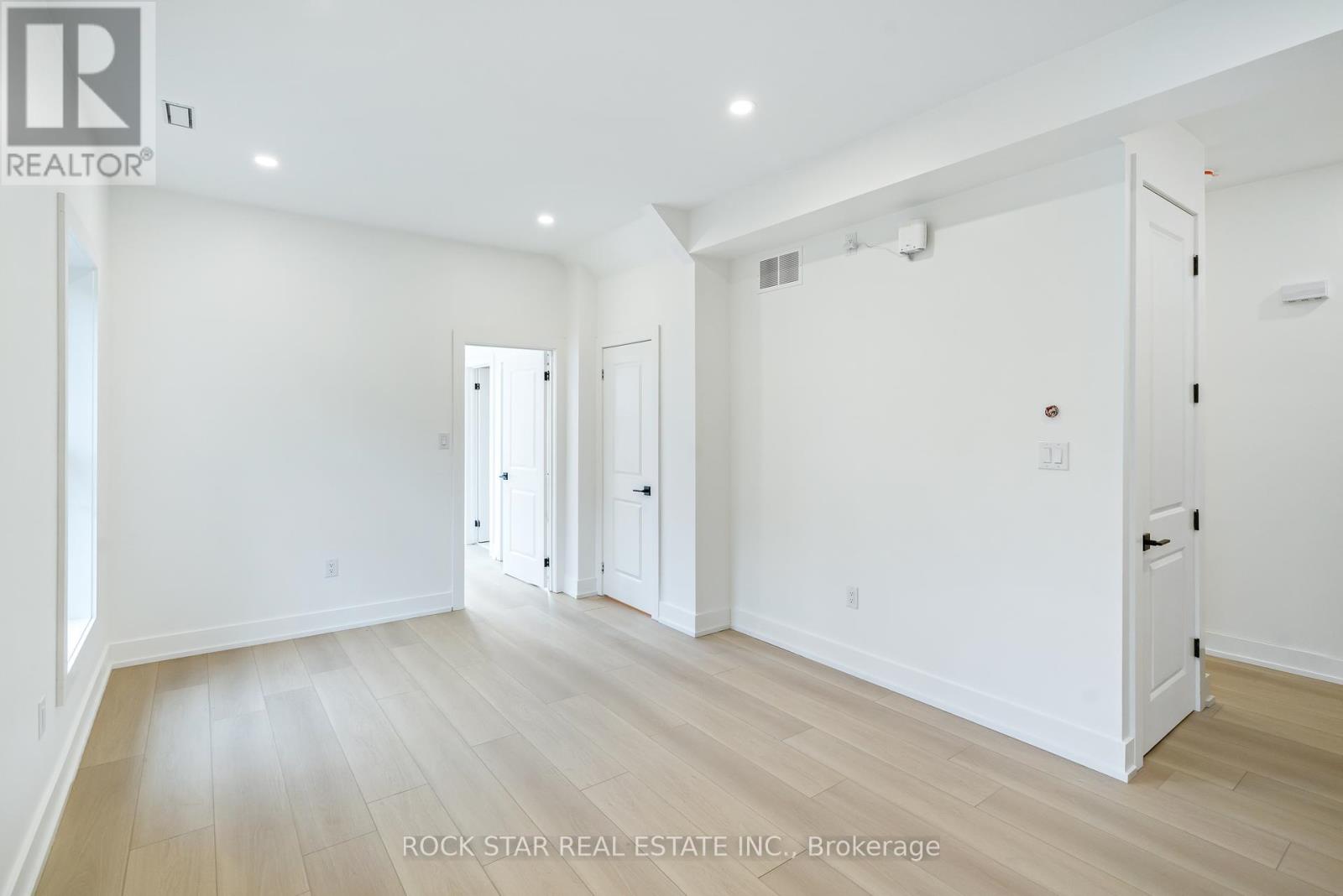 42 Ray Street S, Hamilton, Ontario  L8P 3V3 - Photo 9 - X12316858