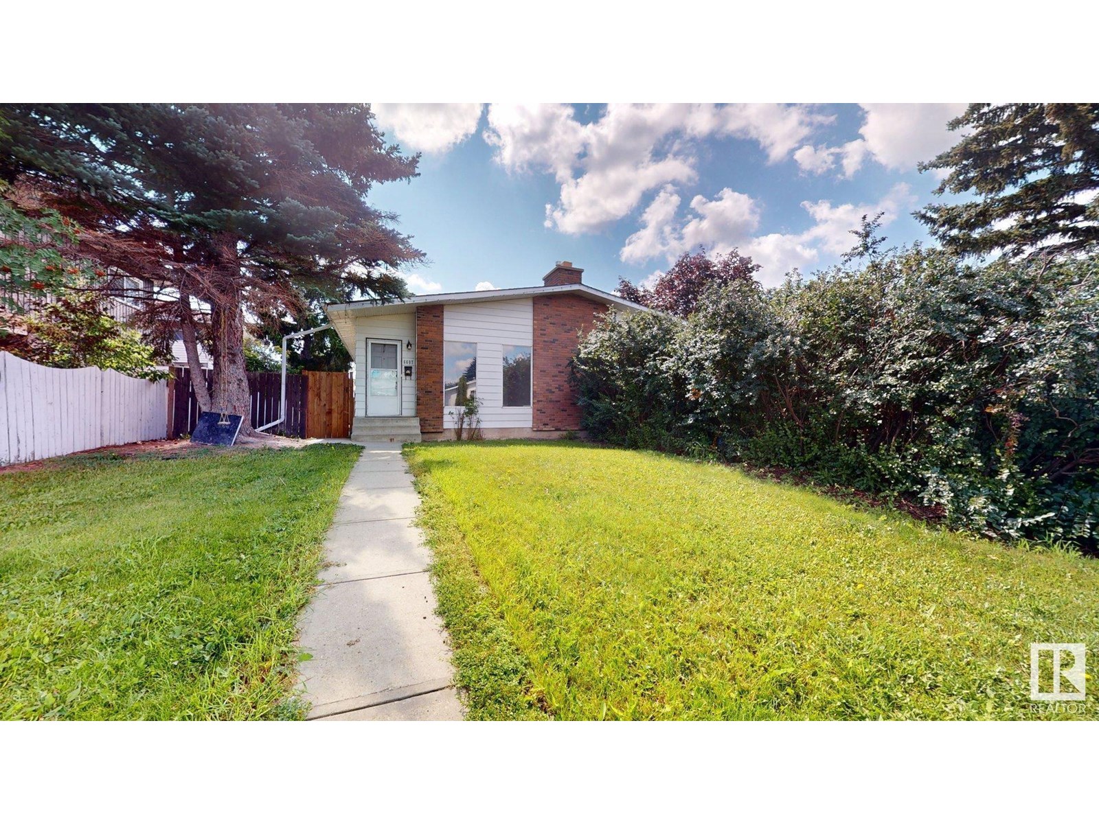 Property at 6607 41 AV NW image 1