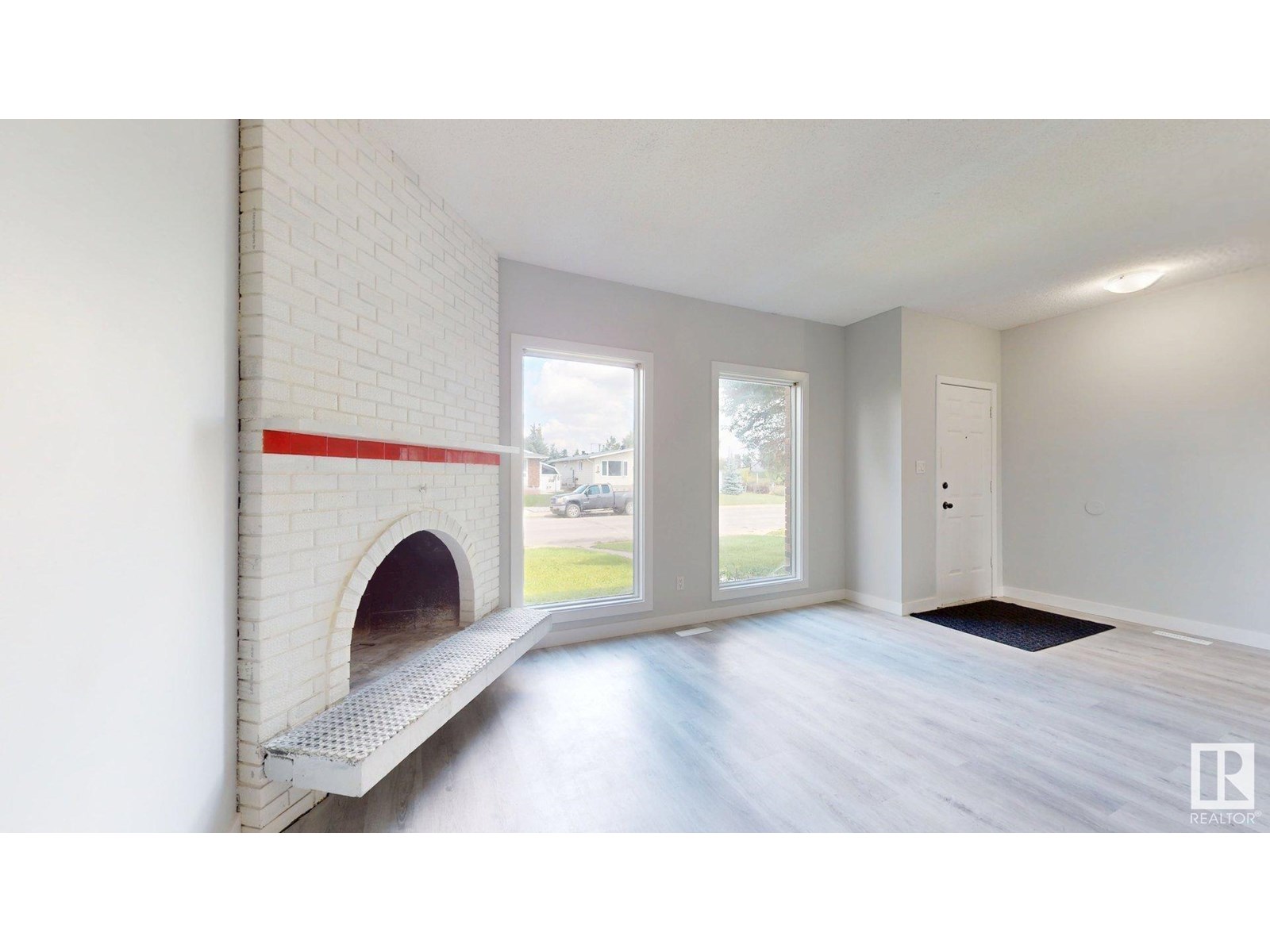 Property at 6607 41 AV NW image 2