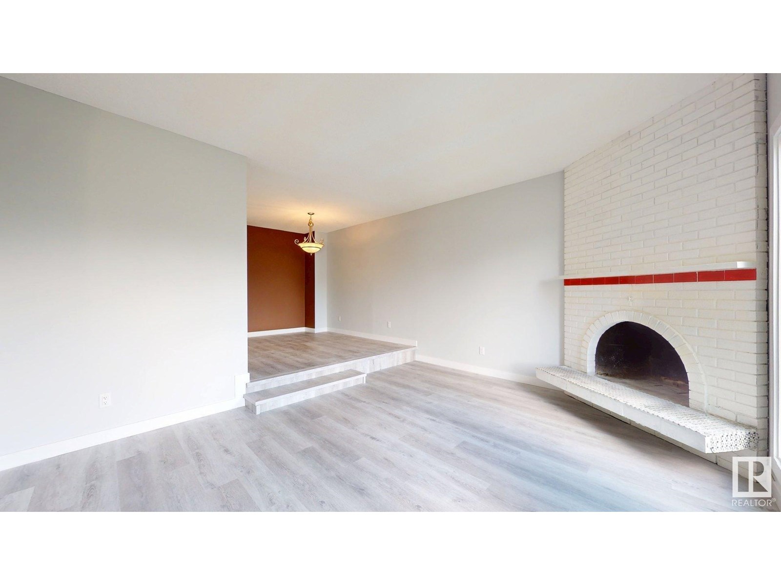 Property at 6607 41 AV NW image 3