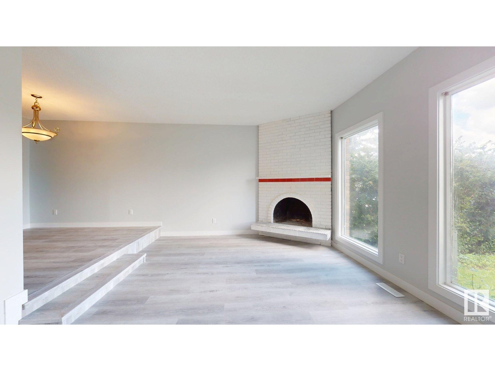 Property at 6607 41 AV NW image 4