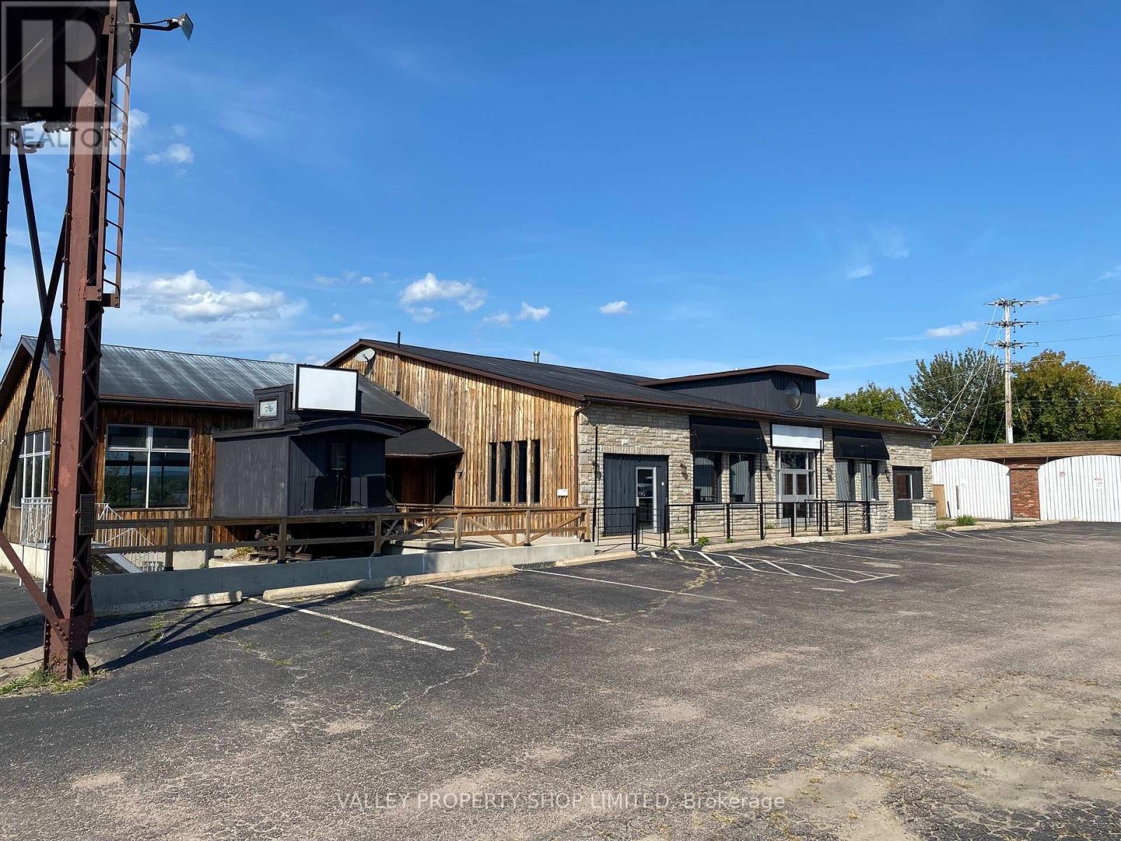 207 Nelson Street, Pembroke, Ontario  K8A 3N1 - Photo 2 - X12317137