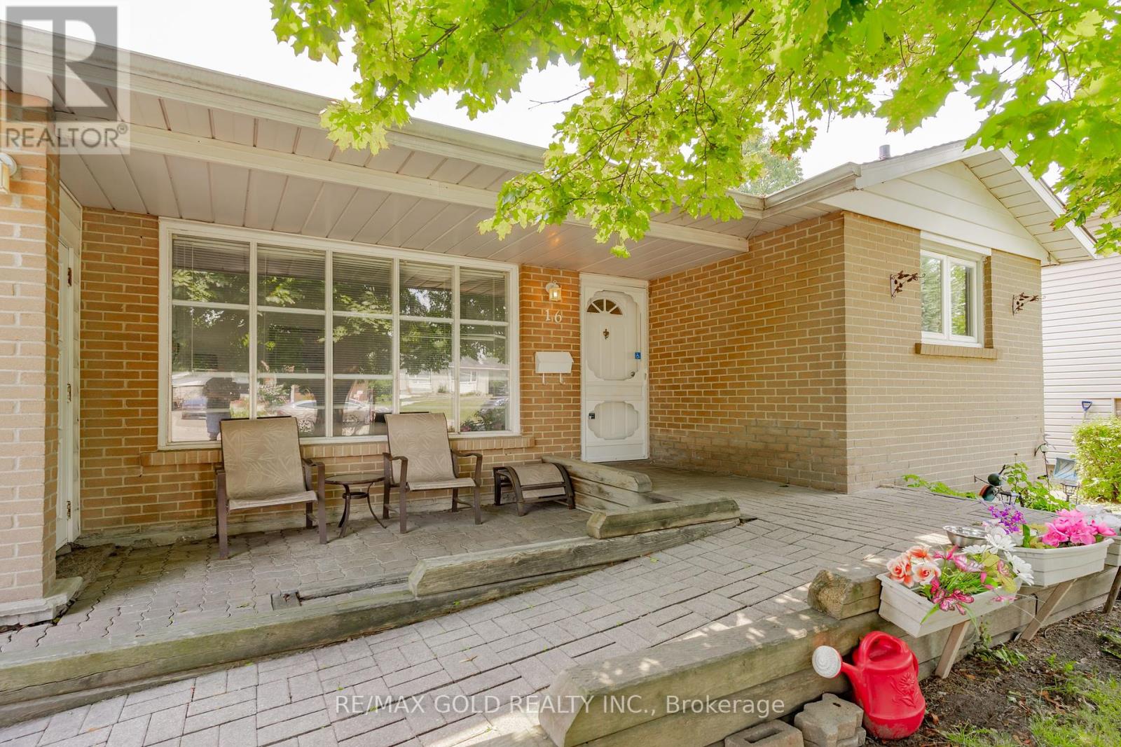 16 Drury Crescent, Brampton, Ontario  L6T 1L2 - Photo 7 - W12316966