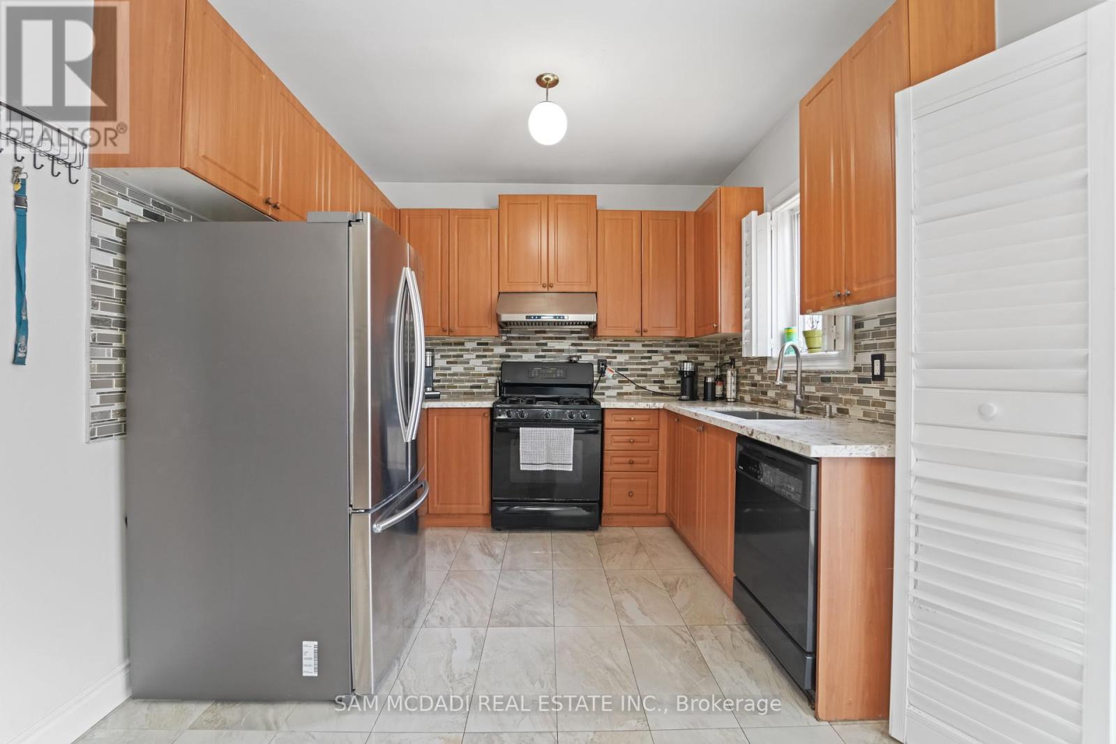 2530 Nichols Drive, Oakville, Ontario  L6H 7L3 - Photo 14 - W12317081