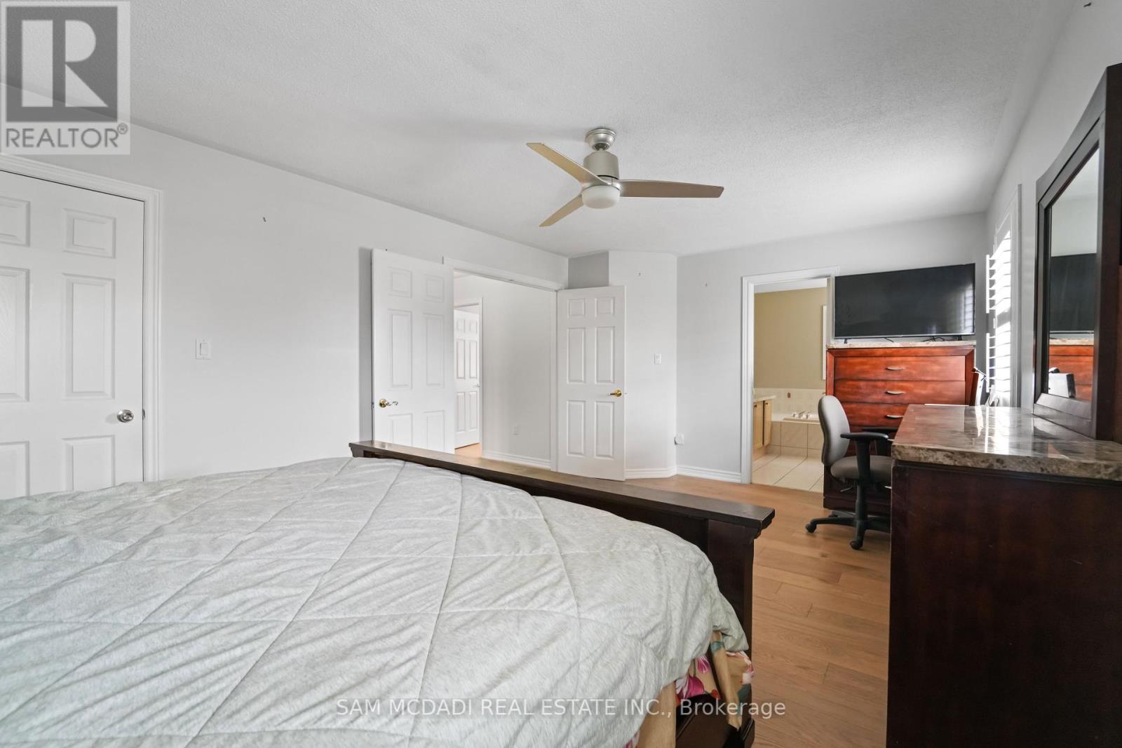 2530 Nichols Drive, Oakville, Ontario  L6H 7L3 - Photo 19 - W12317081