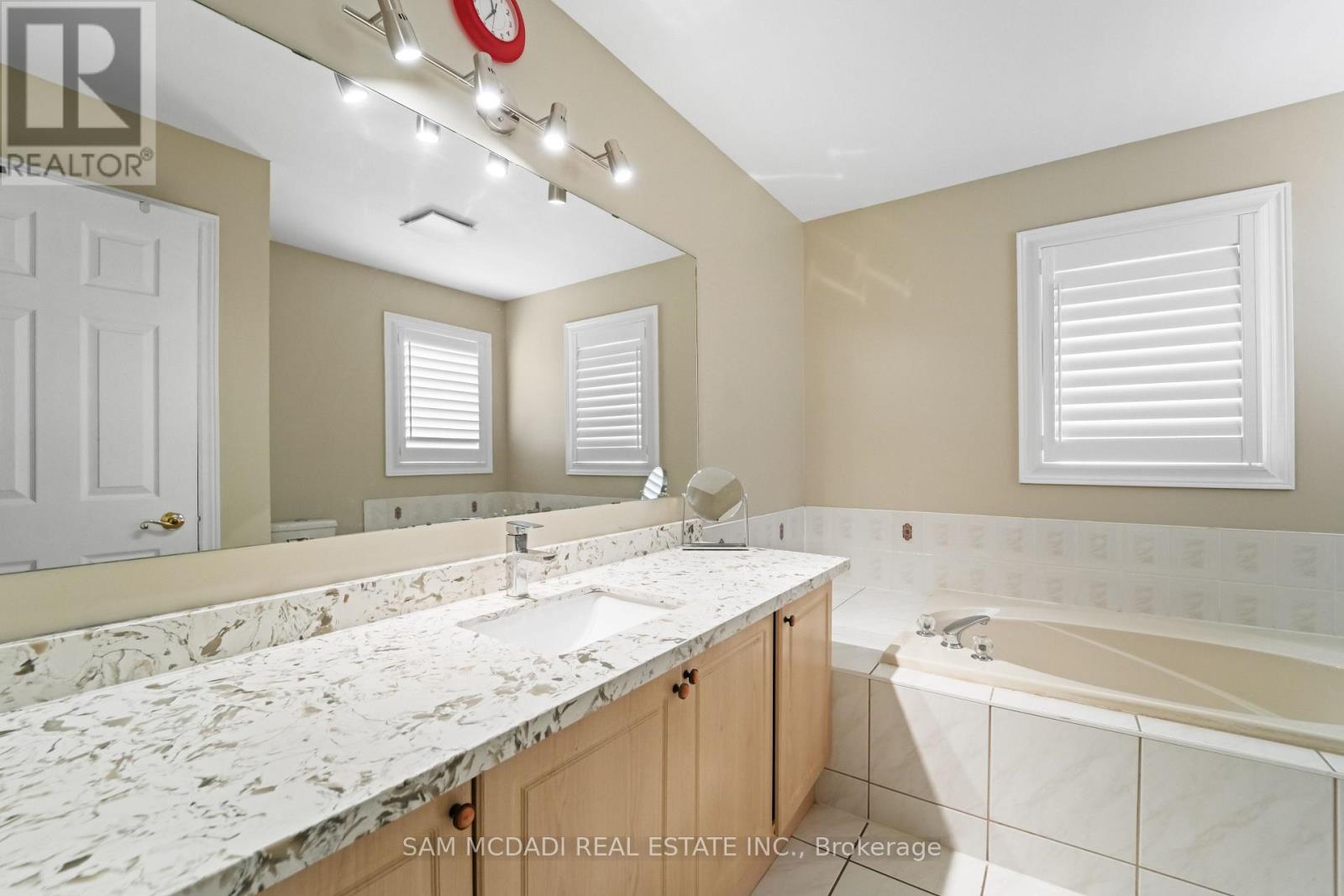 2530 Nichols Drive, Oakville, Ontario  L6H 7L3 - Photo 20 - W12317081