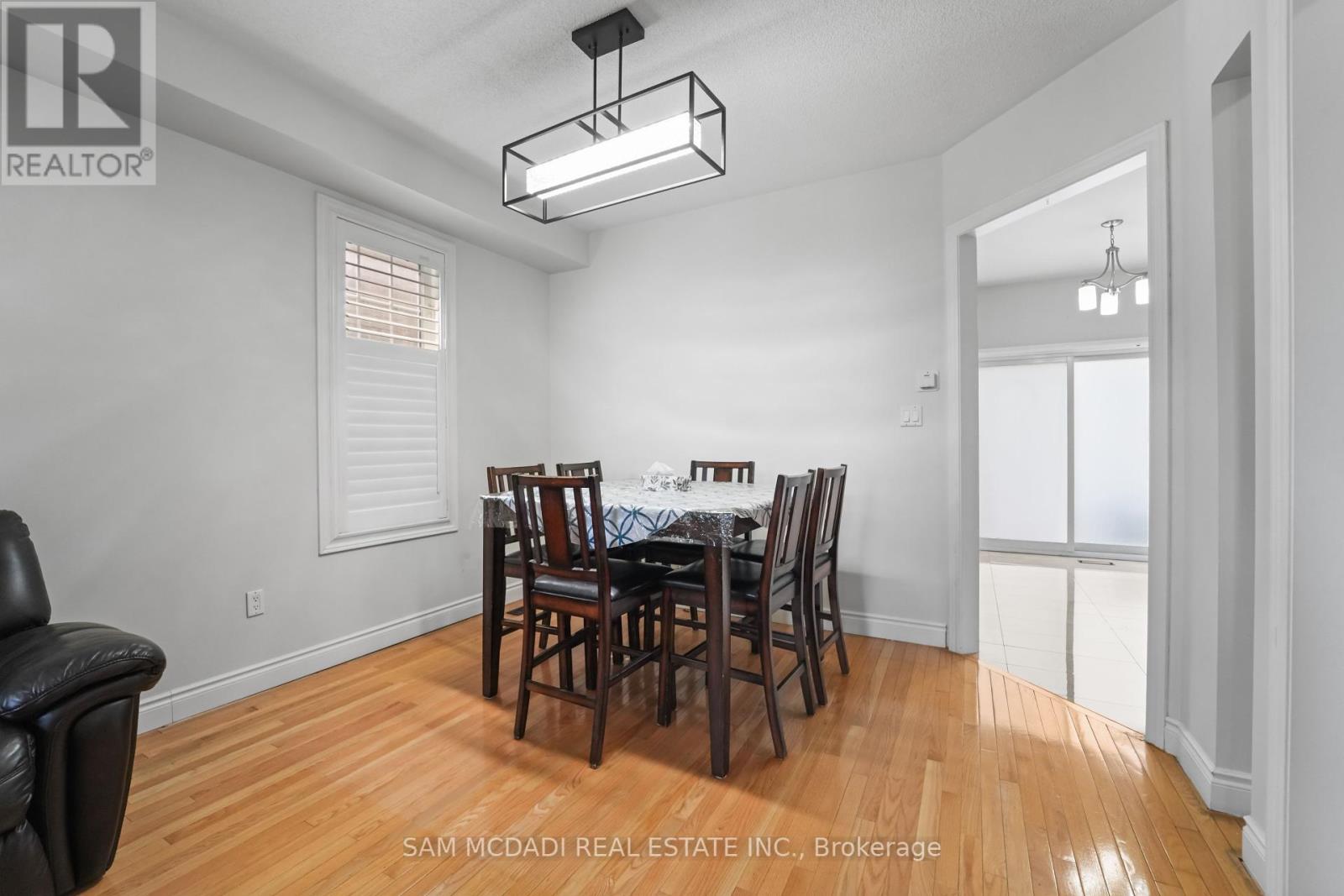 2530 Nichols Drive, Oakville, Ontario  L6H 7L3 - Photo 6 - W12317081