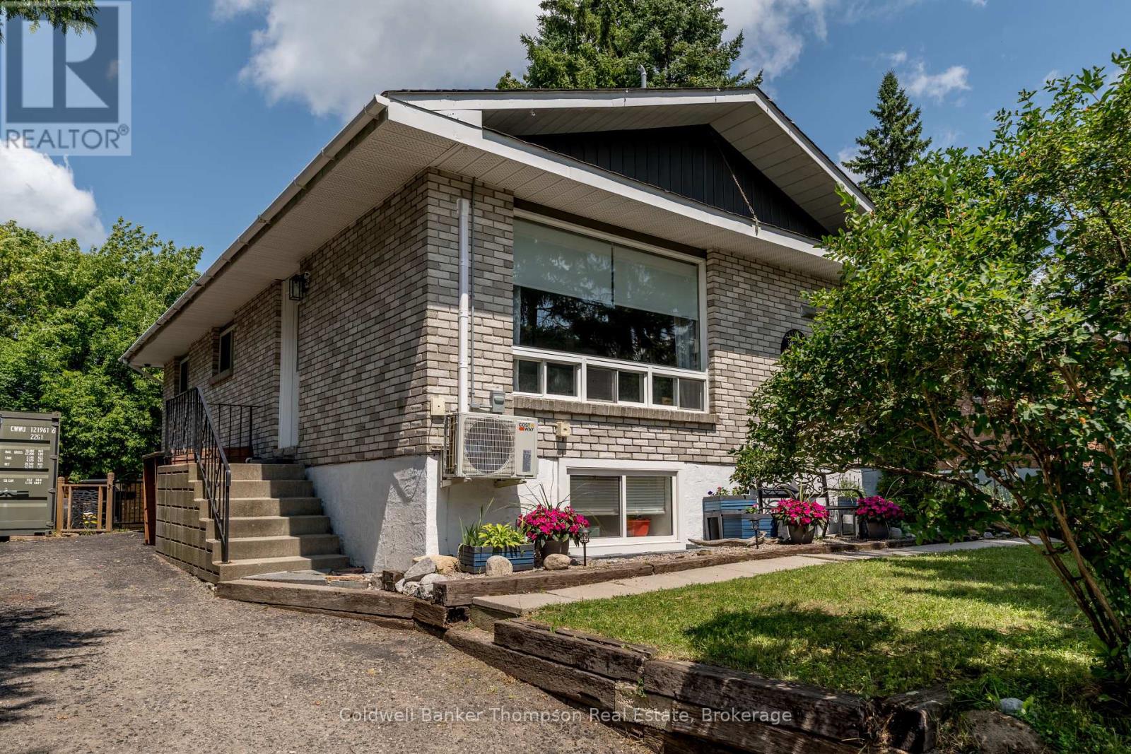 38 Susan Street W, Huntsville, Ontario  P1H 1X2 - Photo 1 - X12317184