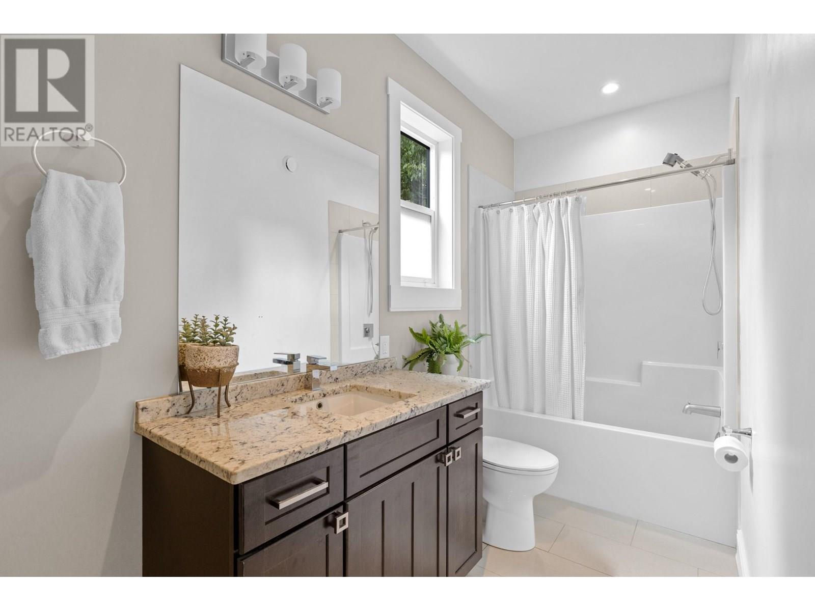 Property at 935 Laurier Avenue image 4