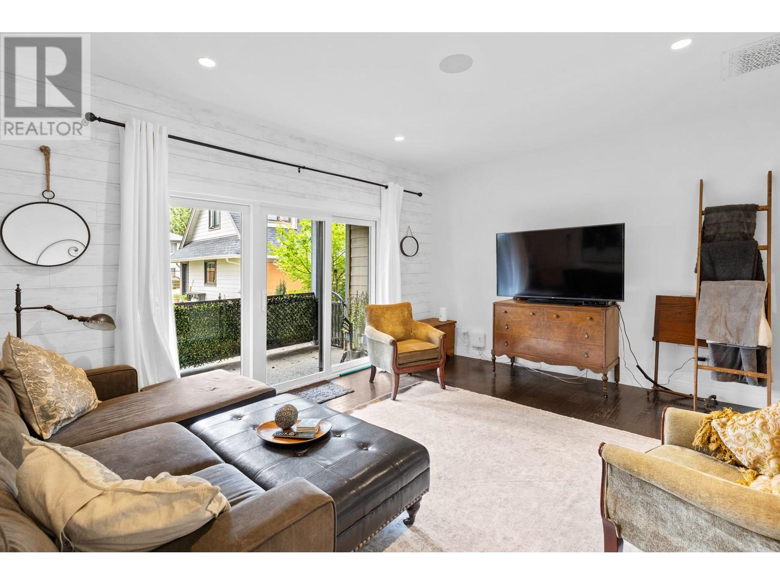 Property at 935 Laurier Avenue image 2