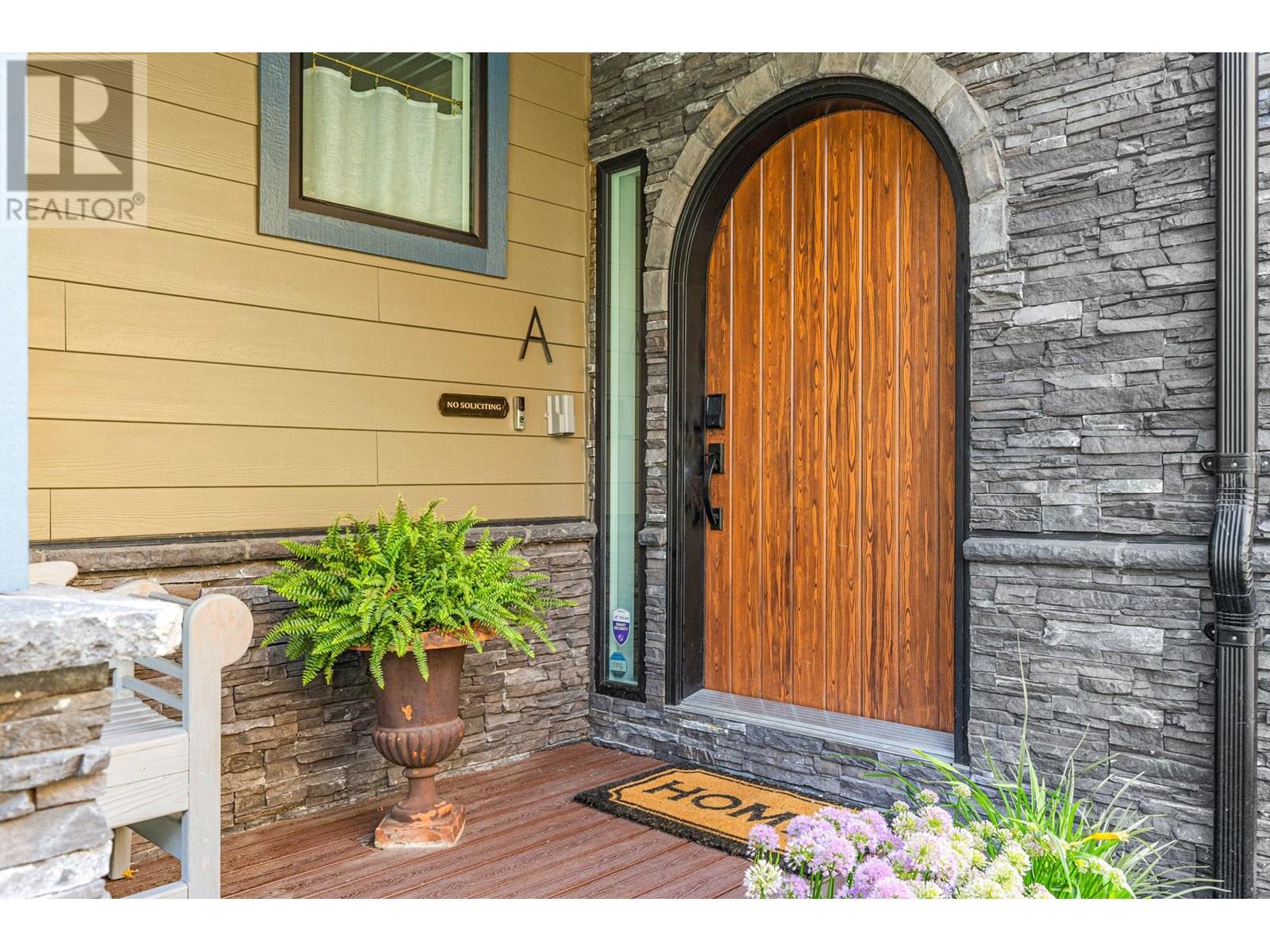 935 Laurier Avenue, Kelowna, British Columbia  V1Y 6A9 - Photo 4 - 10357584