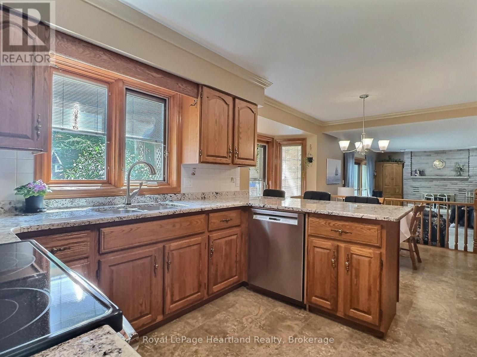 15 Kingscourt Crescent, South Huron, Ontario  N0M 1S1 - Photo 12 - X12317257