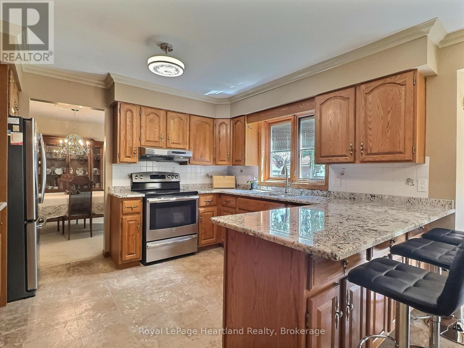 15 Kingscourt Crescent, South Huron, Ontario  N0M 1S1 - Photo 14 - X12317257