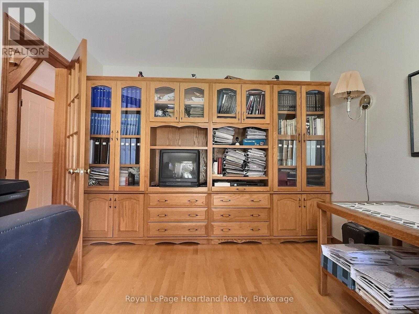 15 Kingscourt Crescent, South Huron, Ontario  N0M 1S1 - Photo 22 - X12317257