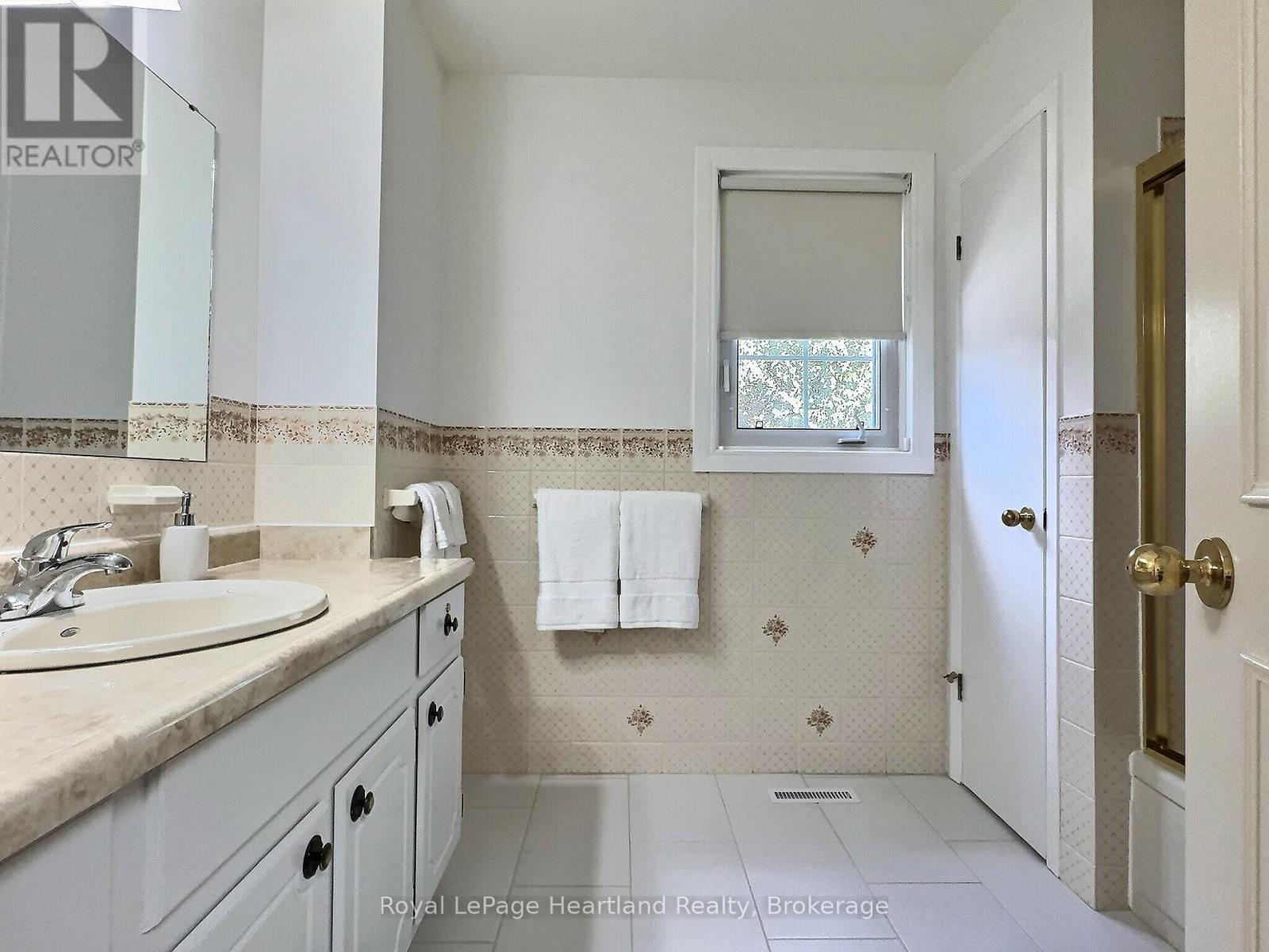 15 Kingscourt Crescent, South Huron, Ontario  N0M 1S1 - Photo 38 - X12317257