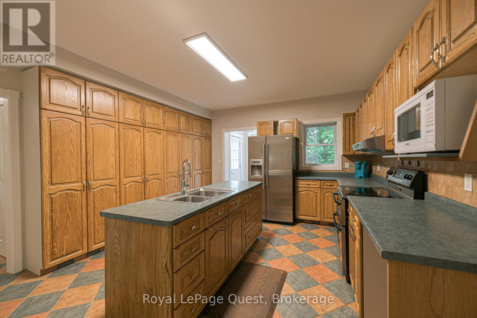 1046 Southwood Road, Gravenhurst, Ontario  P0E 1N0 - Photo 15 - X12317289