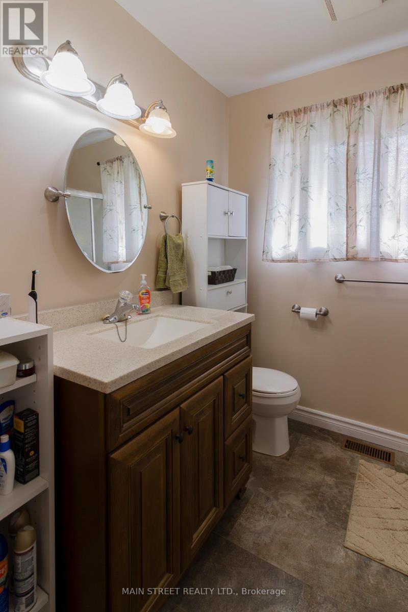 28 Prince Of Wales Drive, Belleville (Belleville Ward), Ontario  K8P 2T7 - Photo 13 - X12188076
