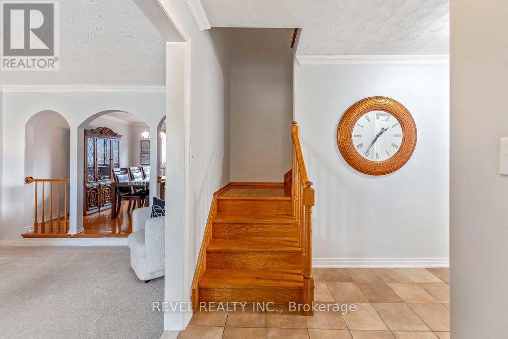 187 Guildwood Drive, Hamilton, Ontario  L9C 6W7 - Photo 3 - X12317209