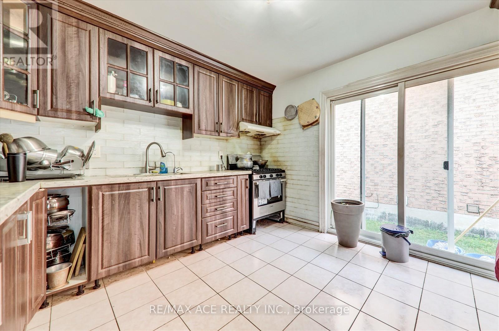 17 Kenborough Court, Markham, Ontario  L3S 3P3 - Photo 10 - N12317271